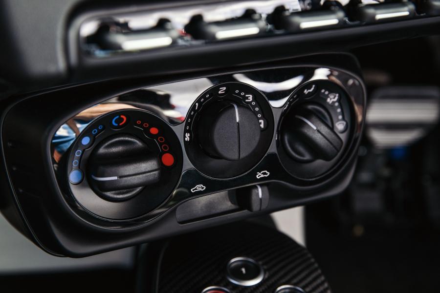 Детали интерьера Alfa Romeo 4C Launch Edition (960) 2015 года  (AU) (фото 13 из 40)